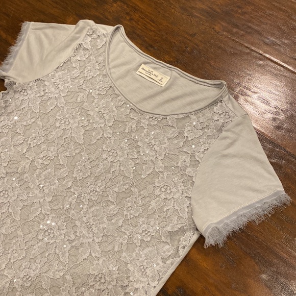 Abercrombie & Fitch Grey Lace & Sequins Short Sleeve Top w/ Frayed Edges Sz M - Picture 6 of 12